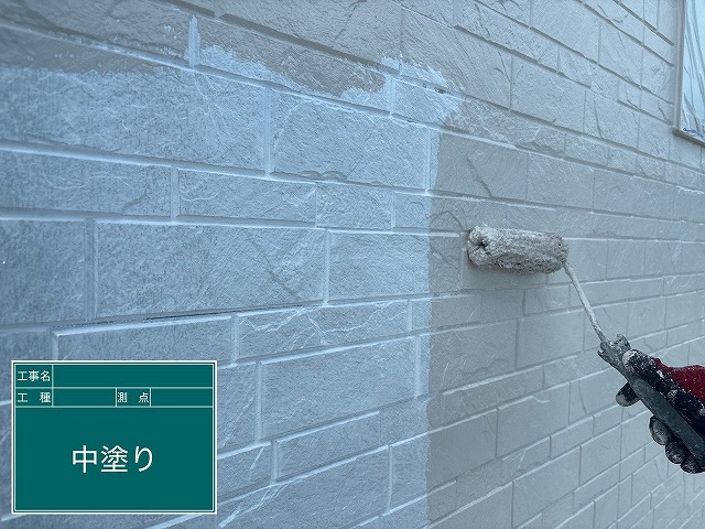 中塗りを進める外壁面